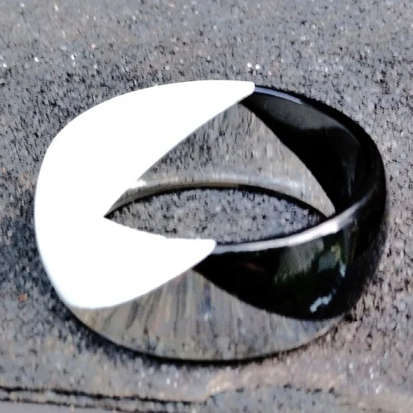 Vintage Black & White Color Block Mod Lucite Bangle - Picture 7 of 7